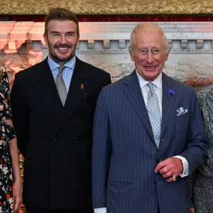 David Beckham steht neben König Charles III.