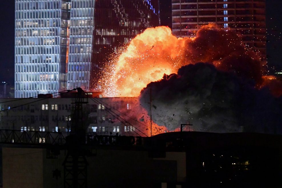 Einschlag einer iranischen Rakete in Tel Aviv.