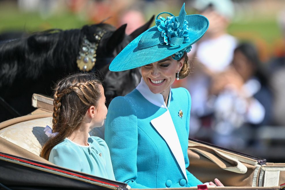 Prinzessin Kate und ihre Tochter Prinzessin Charlotte in einer Kutsche