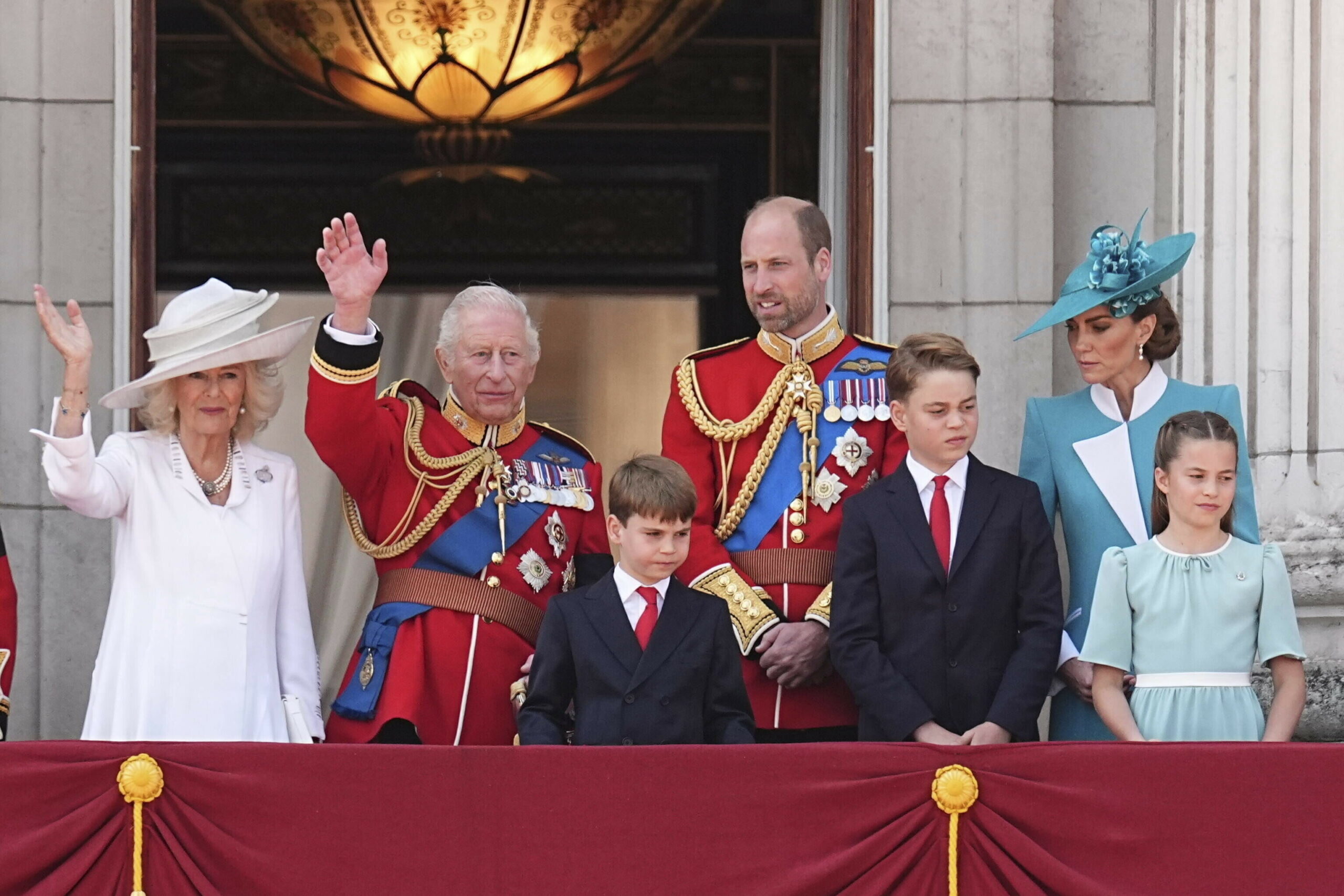 Königin Camilla (v.l.), König Charles III., Prinz Louis, Prinz William, Prinz George, Kate, Prinzessin von Wales und Prinzessin Charlotte auf dem Balkon des Buckingham-Palastes in London.