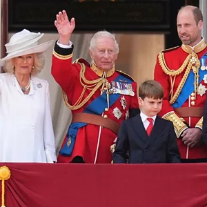 Königin Camilla (v.l.), König Charles III., Prinz Louis, Prinz William, Prinz George, Kate, Prinzessin von Wales und Prinzessin Charlotte auf dem Balkon des Buckingham-Palastes in London.