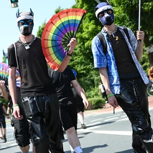 Auf dem CSD Emden wurde ein Hamburger Mitglied der „Puppy“-Szene Opfer einer Gewalttat.
