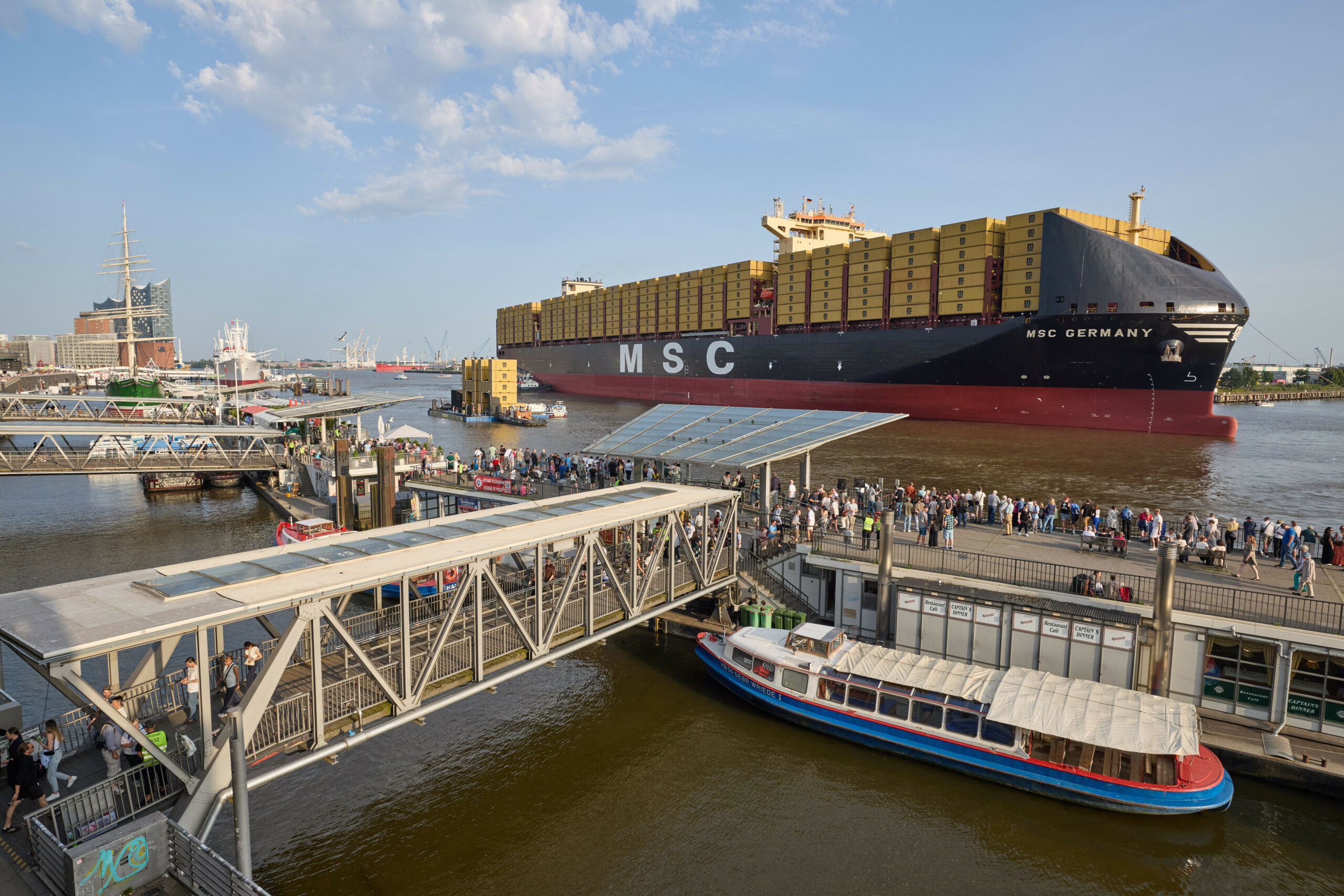 Das Containerschiff „MSC Germany“ bei den Landungsbrücken