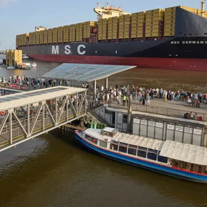 Das Containerschiff „MSC Germany“ bei den Landungsbrücken