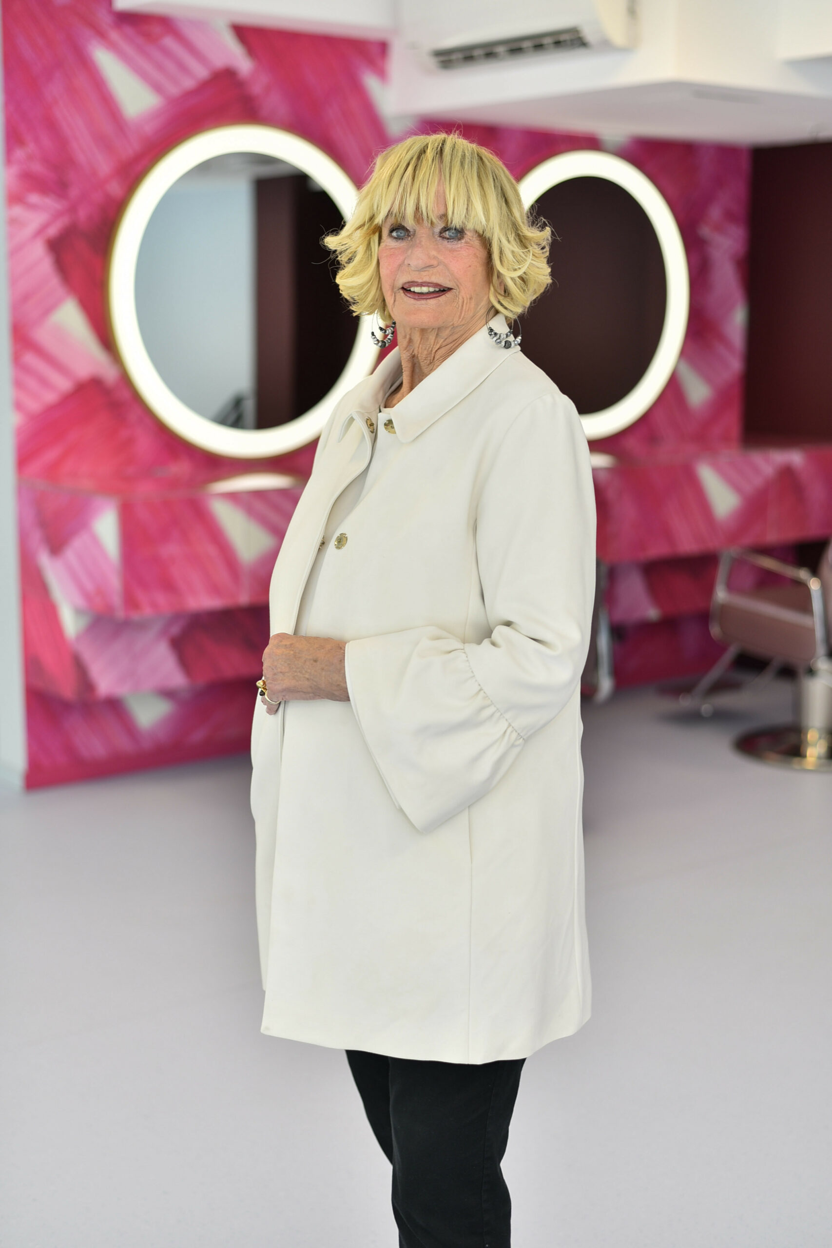Marlies Möller steht in ihrem Friseursalon