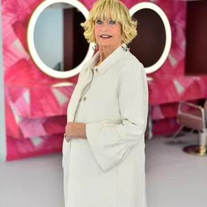 Marlies Möller steht in ihrem Friseursalon