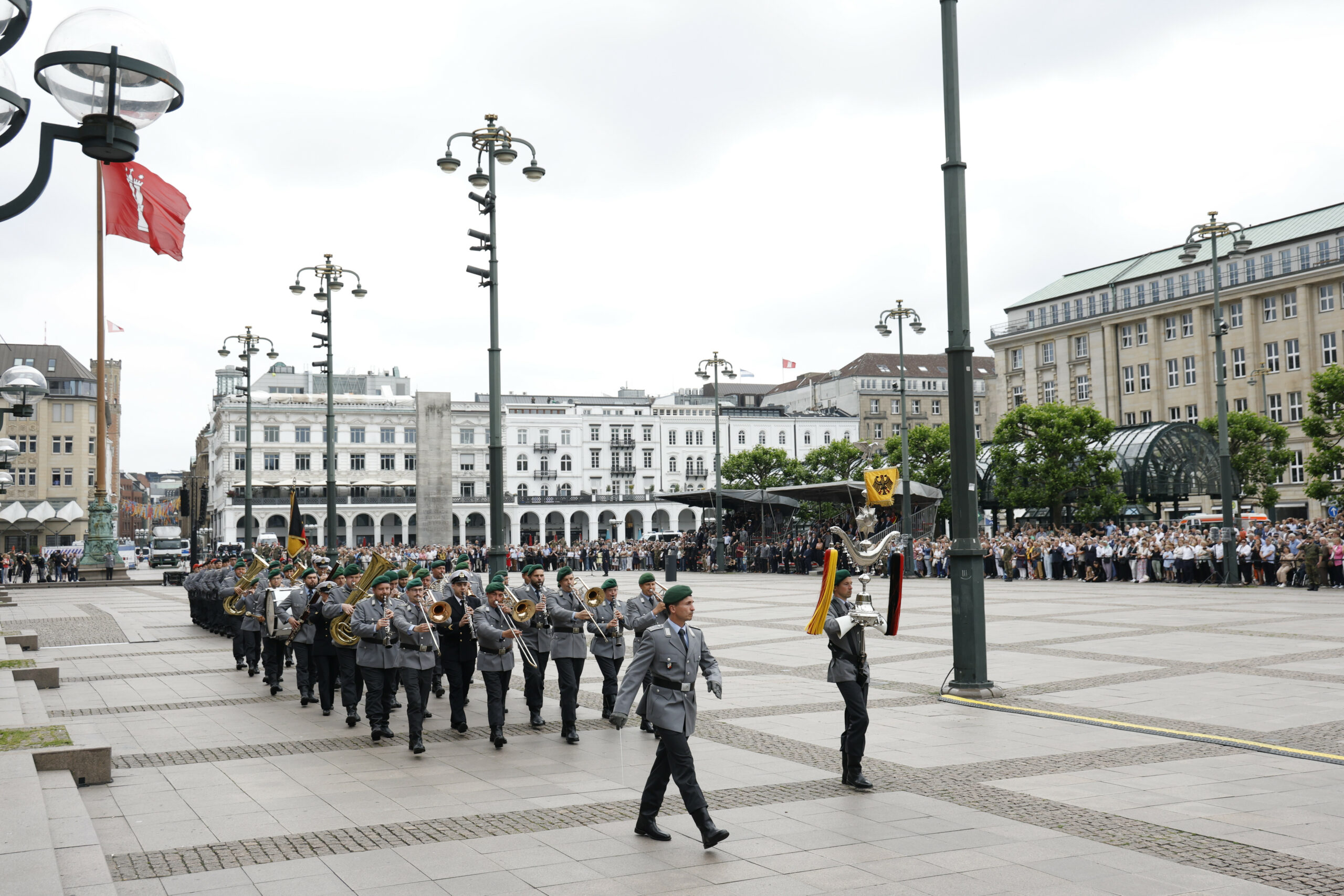 Soldaten der Bundeswehr beim Veteranentag auf dem Hamburger Rathausmarkt.