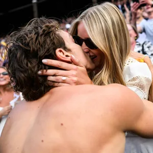 Armand Duplantis küsst nach seinem Weltrekord mit nacktem Oberkörper Freundin Desiré Inglander