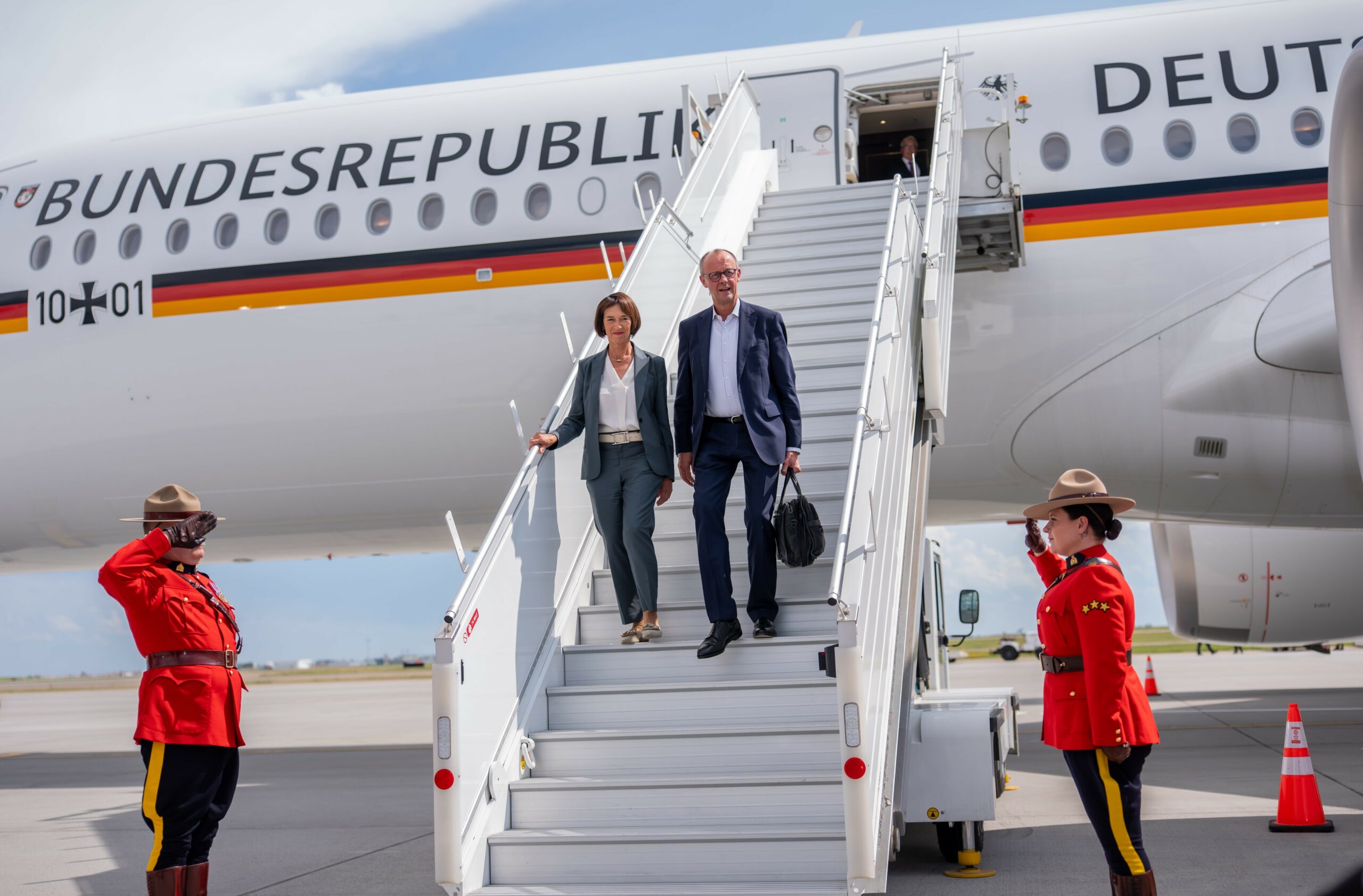 Bundeskanzler Friedrich Merz und Ehefrau Charlotte Merz bei der Ankunft zum G7-Gipfel am Flughafen in Calgary