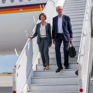 Bundeskanzler Friedrich Merz und Ehefrau Charlotte Merz bei der Ankunft zum G7-Gipfel am Flughafen in Calgary