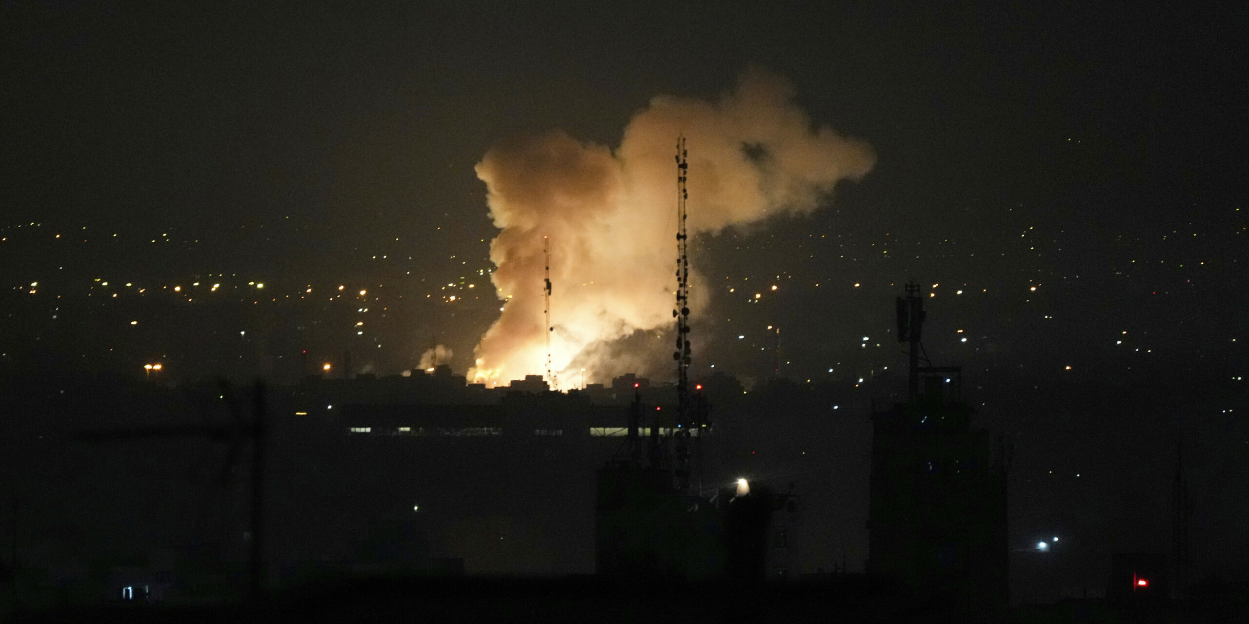 Nach einer Explosion in Teheran steigt Rauch auf
