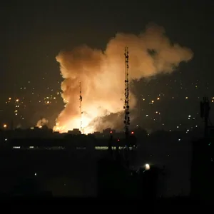Nach einer Explosion in Teheran steigt Rauch auf