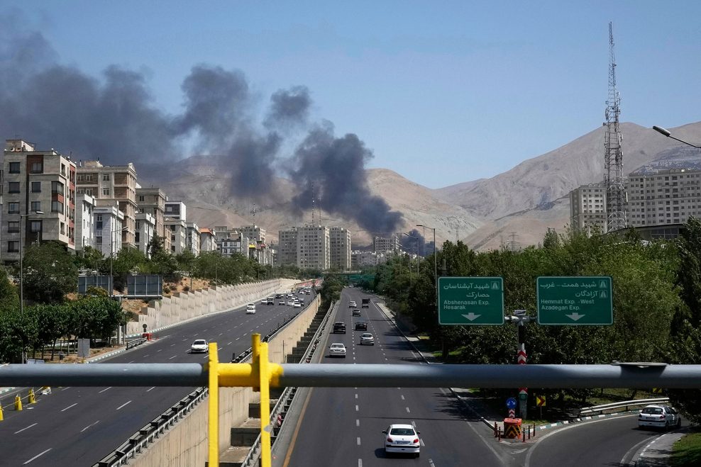 Rauch steigt in Teheran nach einem israelischen Luftangriff auf.