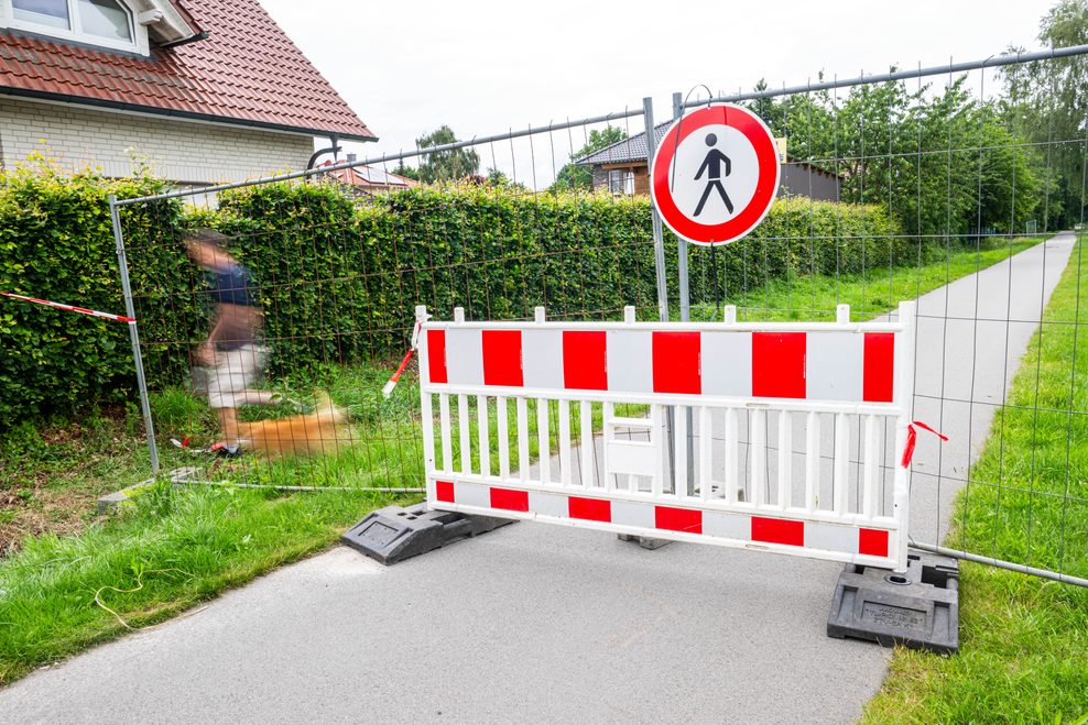 Die Wiesen rund um ein Regenrückhaltebecken sind abgesperrt.