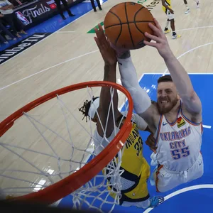 Isaiah Hartenstein dunkt über Myles Turner.