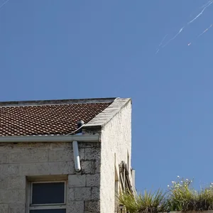 Streifen am Himmel über einem Dach