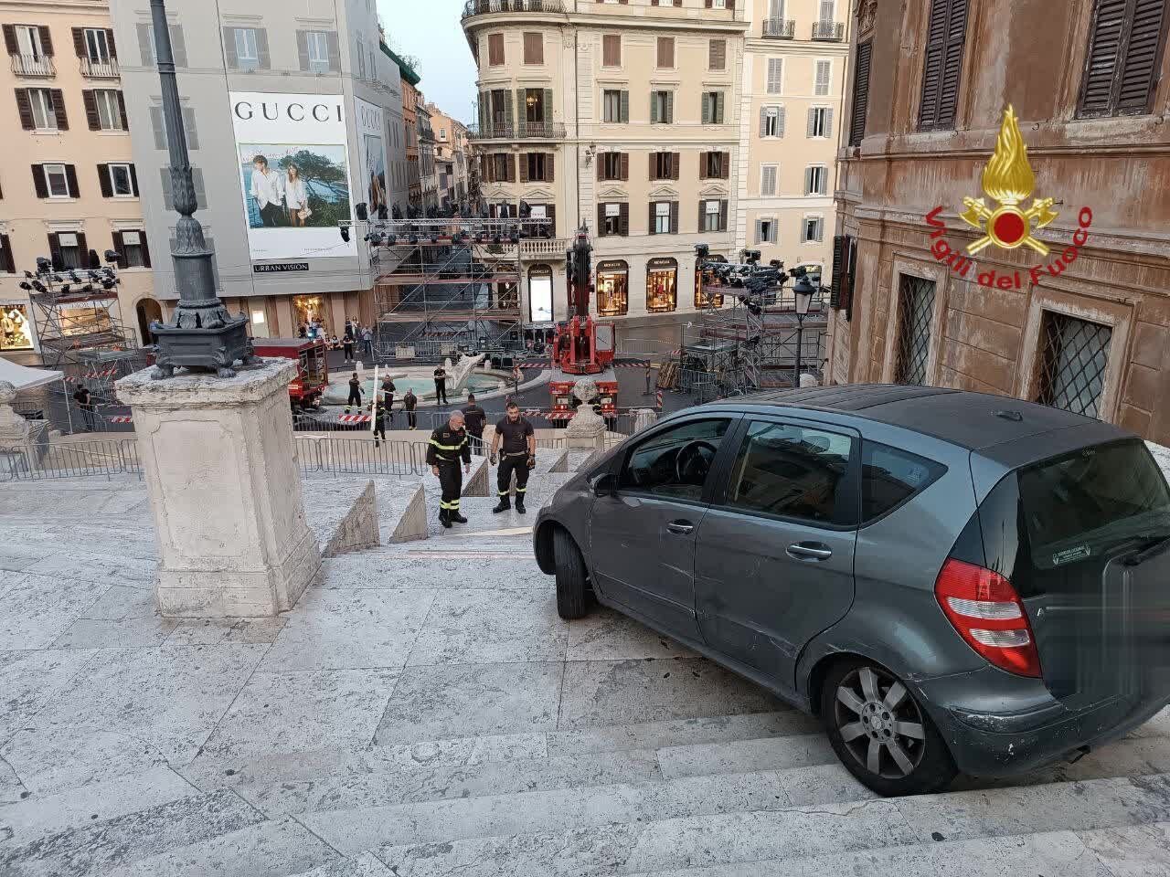 Graues Auto steht auf der Spanischen Treppe