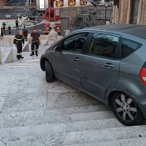 Graues Auto steht auf der Spanischen Treppe