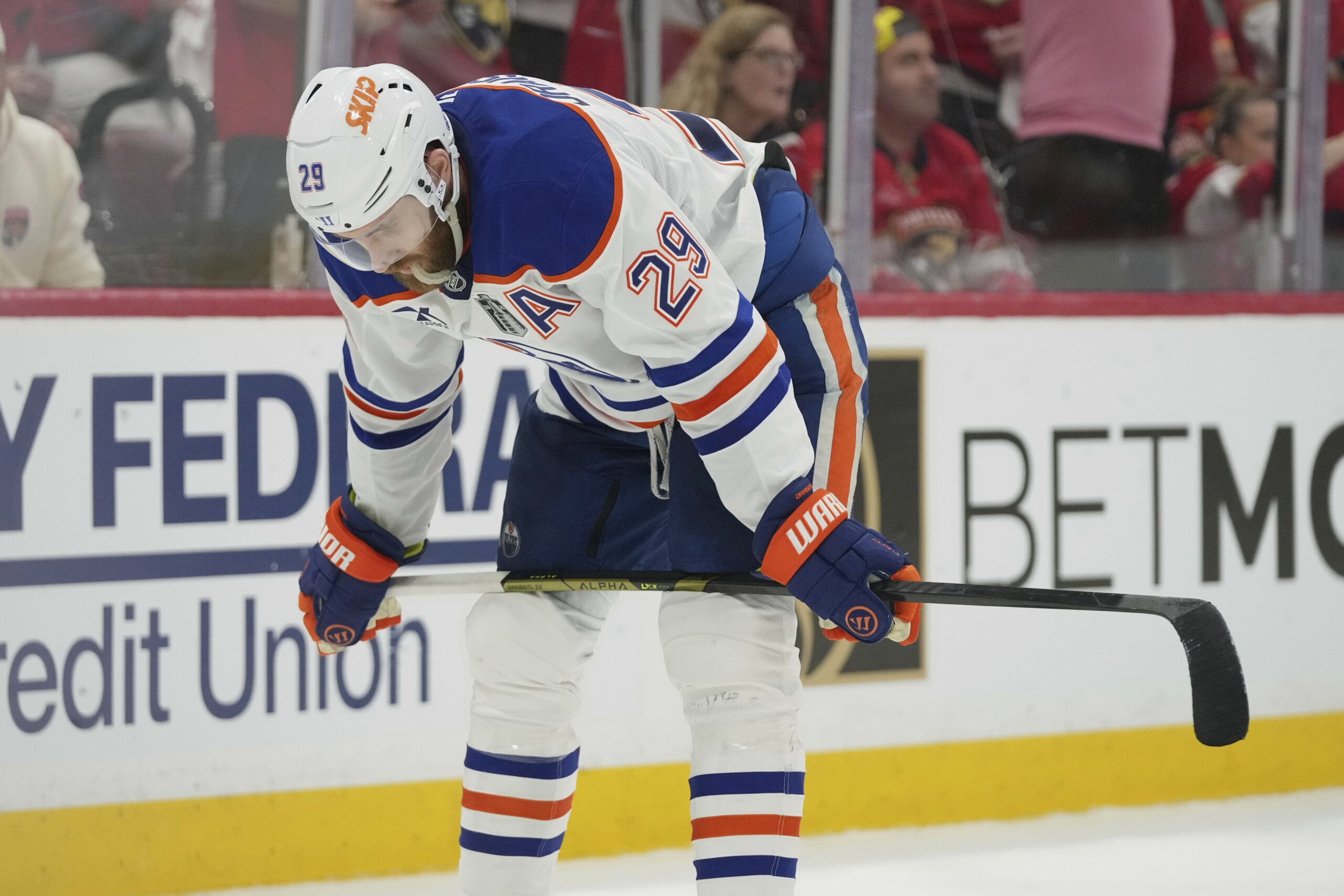Leon Draisaitl schaut niedergeschlagen aufs Eis.