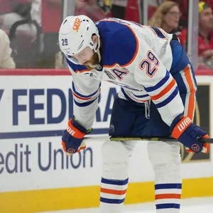 Leon Draisaitl schaut niedergeschlagen aufs Eis.