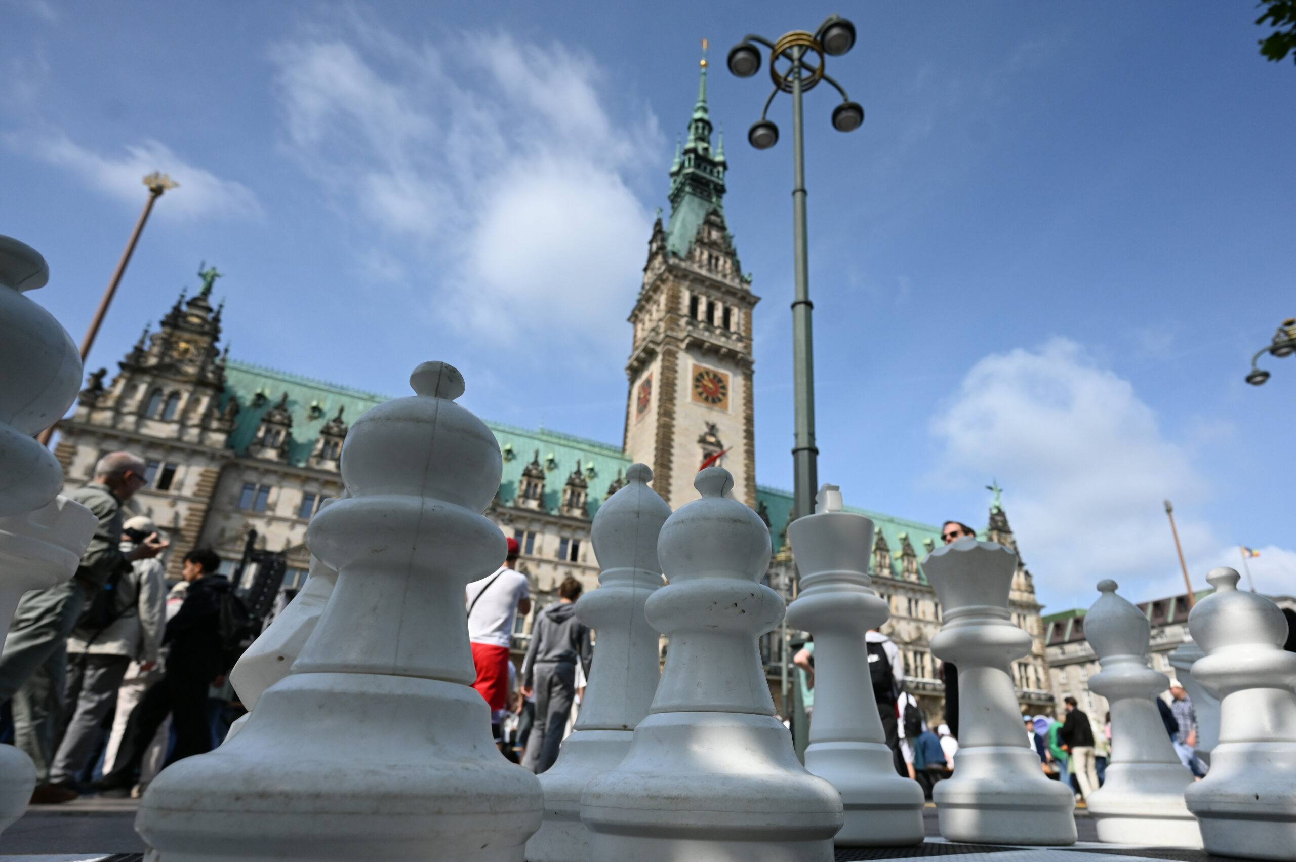 Schachfiguren stehen auf dem Rathausmarkt