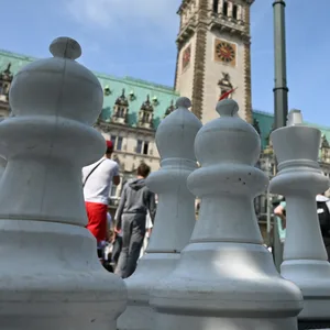 Schachfiguren stehen auf dem Rathausmarkt
