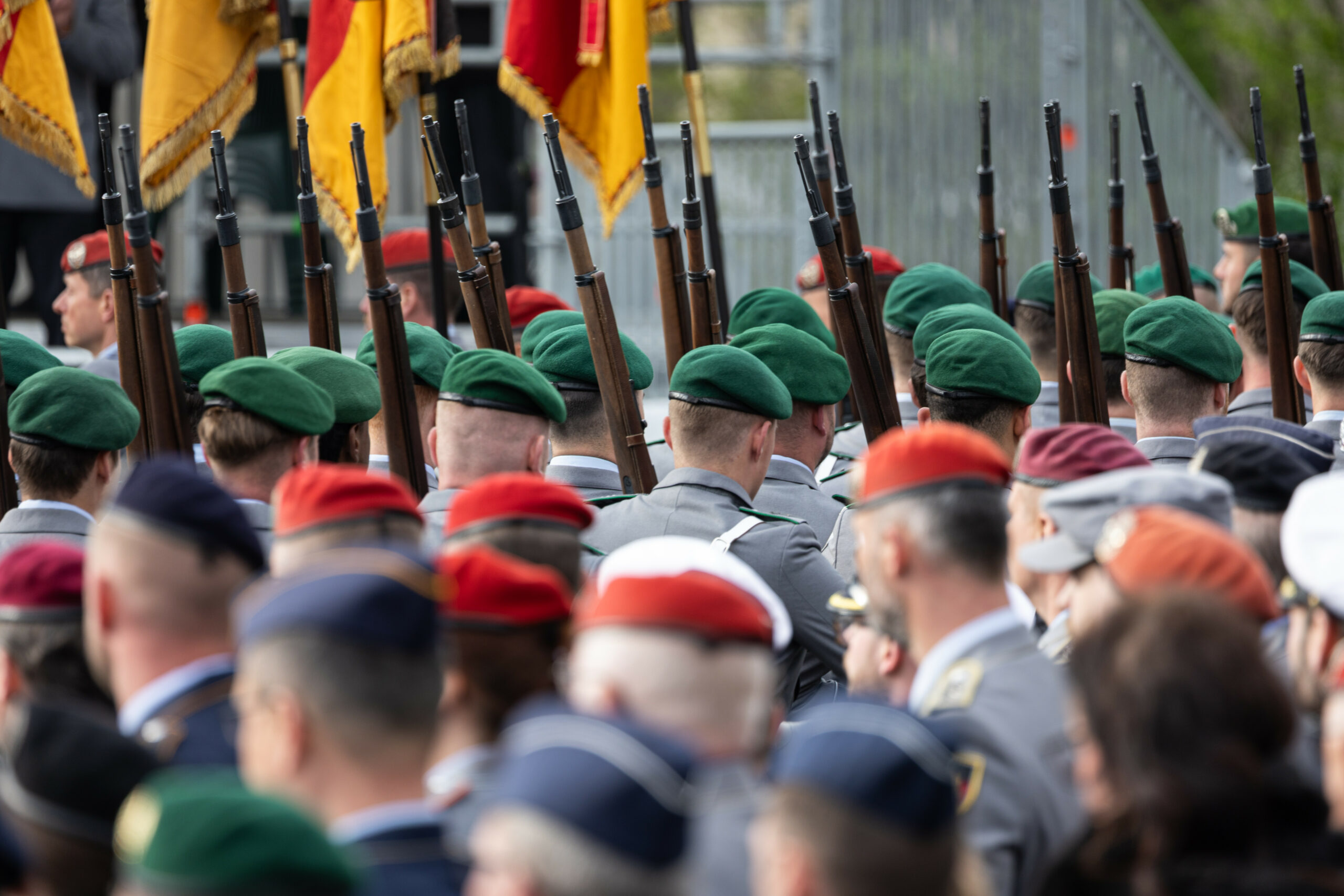 Soldaten laufen mit geschulterter Waffe während einer Veranstaltung.
