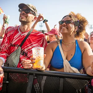 Festivalbesucher verfolgen den Auftritt von Joe Keery (DJO) beim Hurricane Festival.