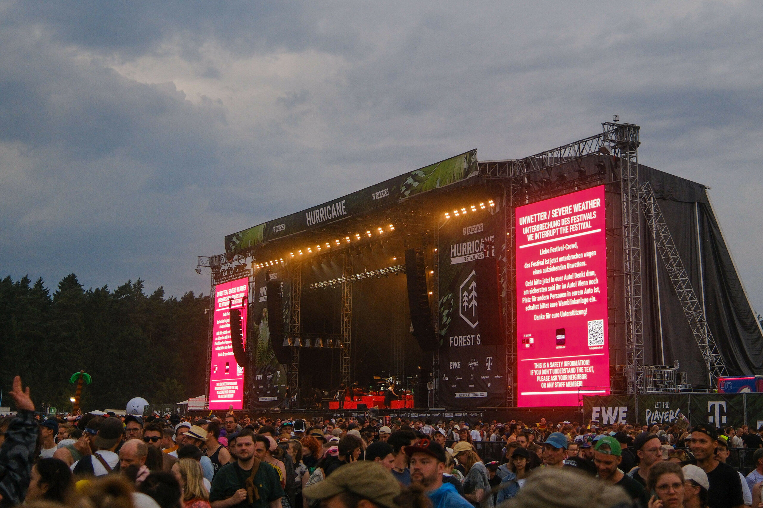 Das Festival ist wegen Unwetters unterbrochen, die Zuschauer werden an der Bühne darüber informiert.