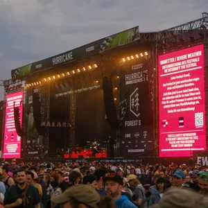 Das Festival ist wegen Unwetters unterbrochen, die Zuschauer werden an der Bühne darüber informiert.