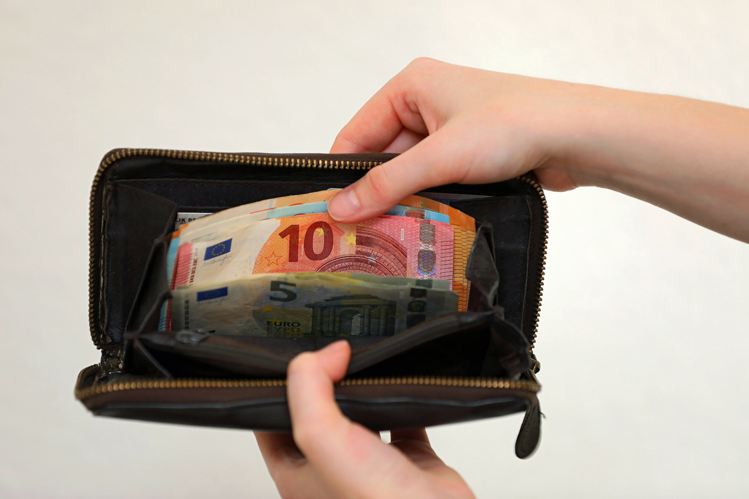 Ein Portemonnaie mit Geldscheinen