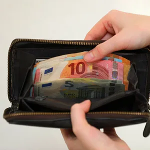 Ein Portemonnaie mit Geldscheinen