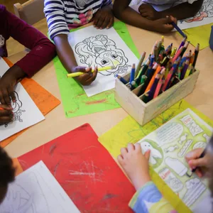Kinder malen in ihrem Gruppenraum in der Kita.