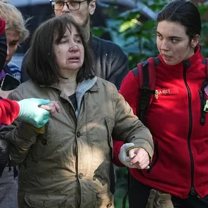 Sanitäter mit verletzter Frau