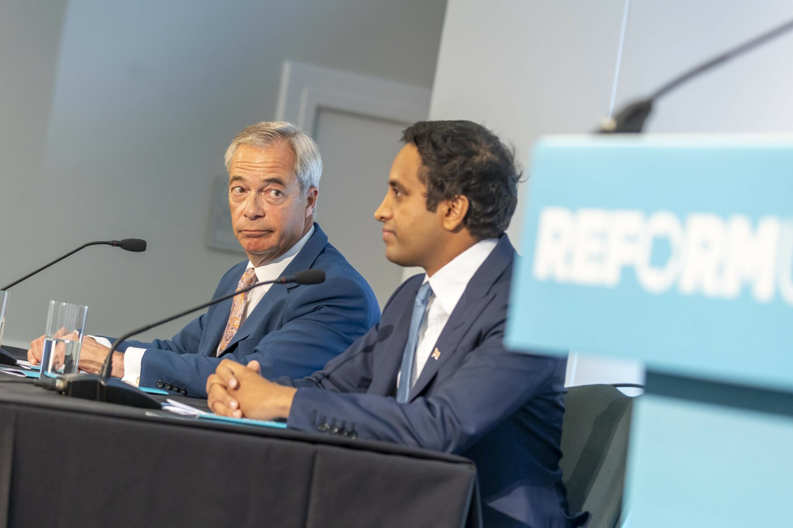 Nigel Farage (l.) und der ehemalige Voritzende der „Reform“ Partei Zia Yusuf.