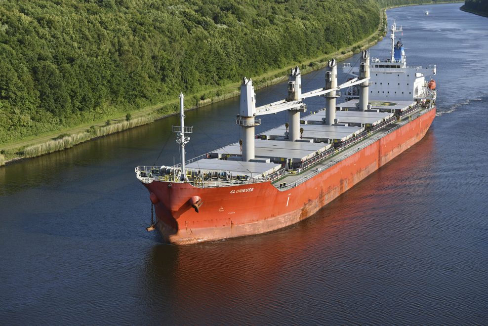 Ein Frachtschiff fährt durch den Nord-Ostsee-Kanal