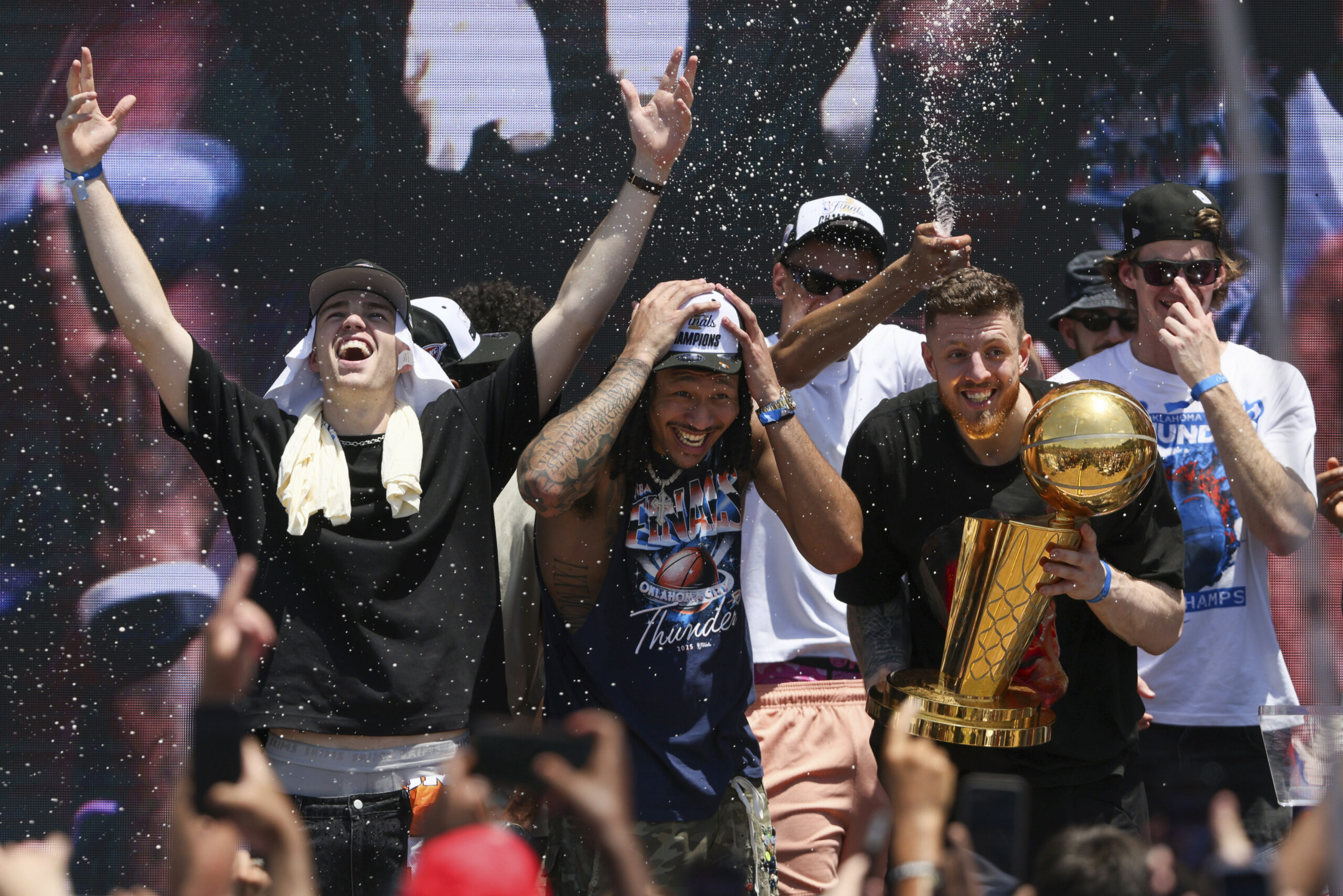 Die Spieler der Oklahoma City Thunder, Alex Ducas (l-r), Jaylin Williams, Ousmane Dieng, Isaiah Hartenstein und Branden Carlson feiern die NBA-Basketballmeisterschaft.