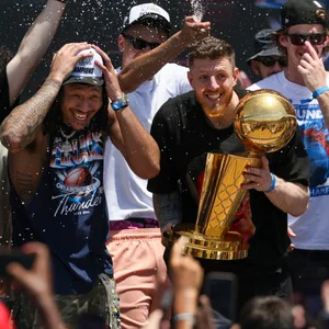 Die Spieler der Oklahoma City Thunder, Alex Ducas (l-r), Jaylin Williams, Ousmane Dieng, Isaiah Hartenstein und Branden Carlson feiern die NBA-Basketballmeisterschaft.