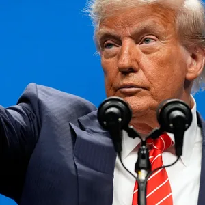 Trump gestikuliert während einer Pressekonferenz auf dem NATO-Gipfel.