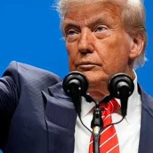 Trump gestikuliert während einer Pressekonferenz auf dem NATO-Gipfel.