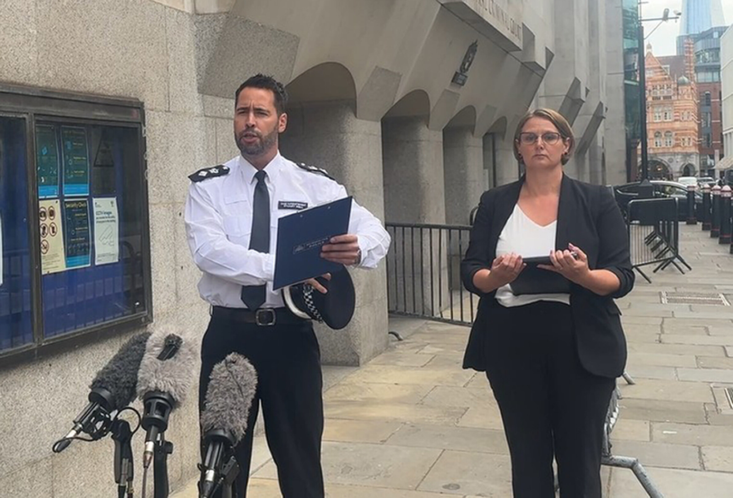 Stuart Bell und Kirsty O'Connor von Polizei und Staatsanwaltschaft bei einer Pressekonferenz.
