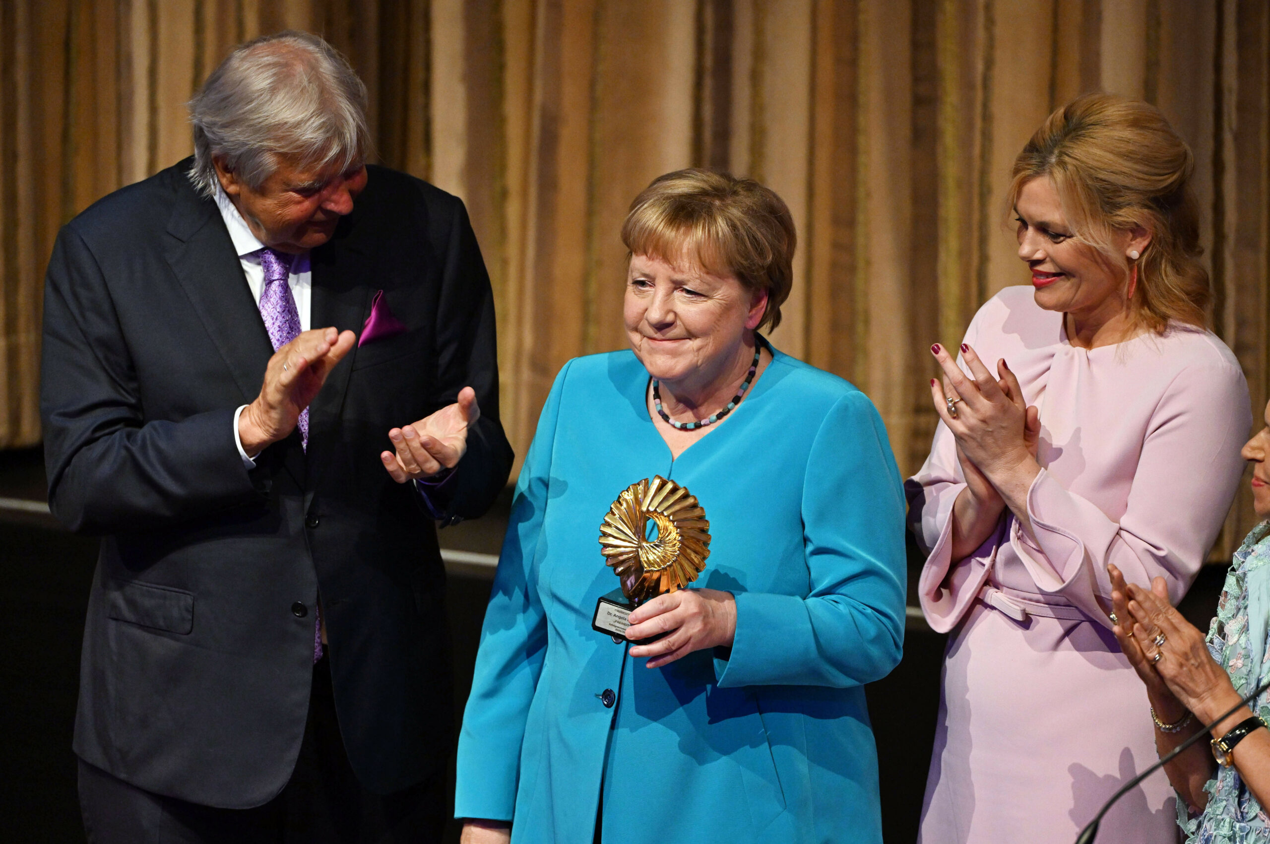 Angela Merkel bei der Preisverleihung für ihr Buch „Freiheit“. Neben ihr stehe Julia Klöckner und Media-Control-Chef Karlheinz Kögel.