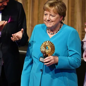 Angela Merkel bei der Preisverleihung für ihr Buch „Freiheit“. Neben ihr stehe Julia Klöckner und Media-Control-Chef Karlheinz Kögel.