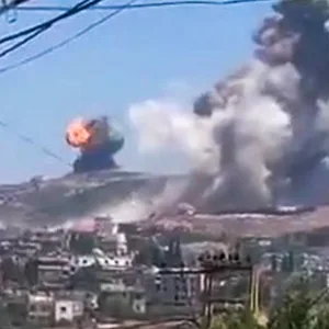 Explosion an einem Berg über einer Stadt