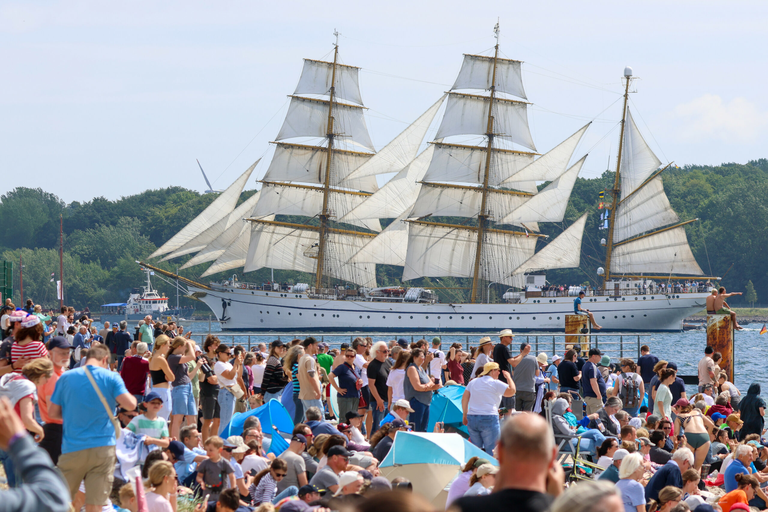 Angeführt vom Segelschulschiff „Gorch Fock“ startete am Samstagvormittag die traditionelle Windjammerparade. Zahlreiche Zuschauer hatten sich am Ufer versammelt.