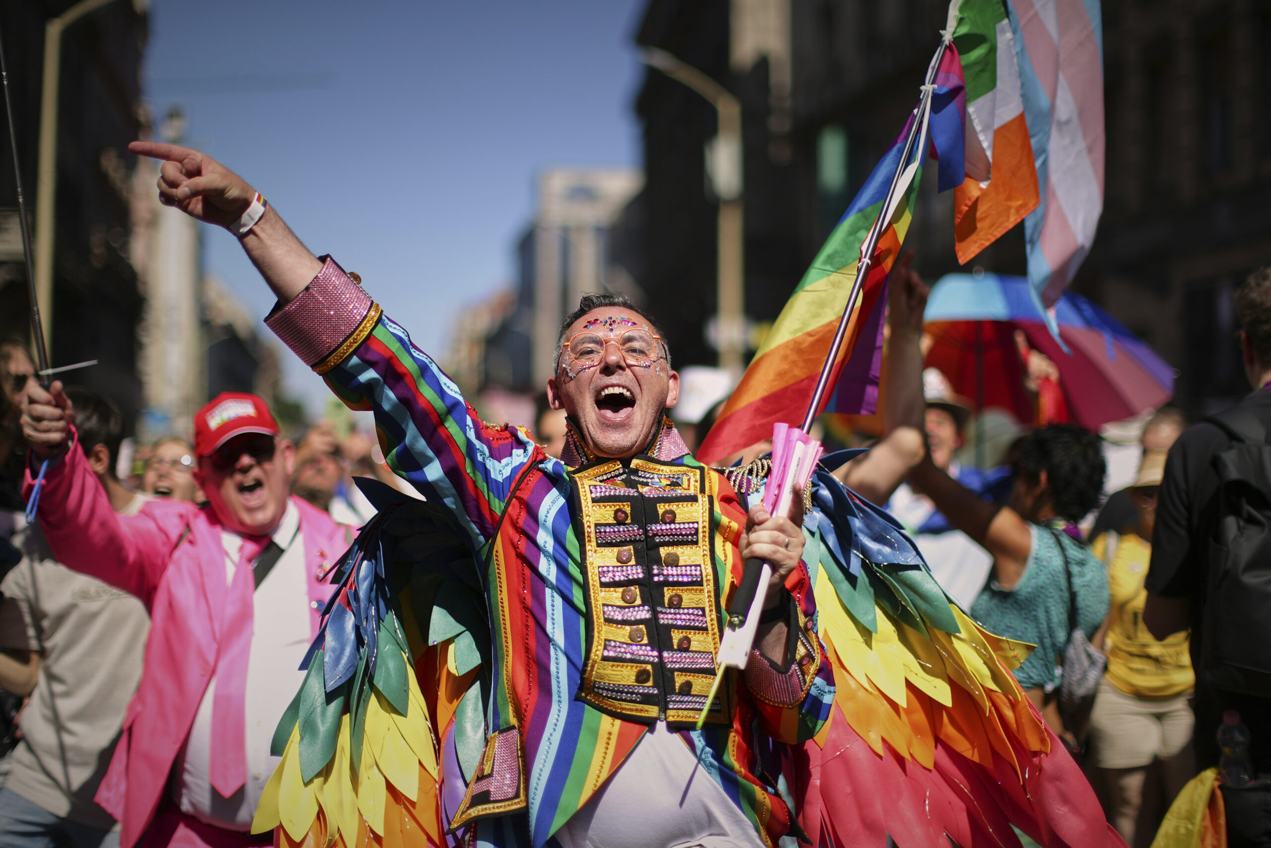 Ein Teilnehmer des CSD-Umzugs zeigt sich stolz der Kamera.
