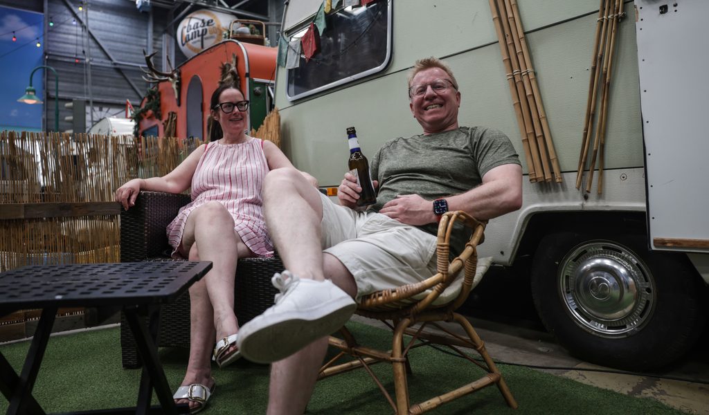 Neuer-Reisetrend-Wer-macht-denn-ernsthaft-Indoor-Camping-im-Hochsommer-