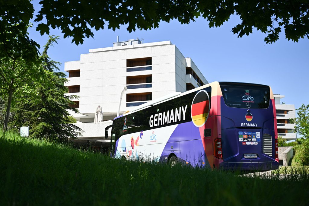 Der DFB-Teambus vor dem FIVE-Hotel in Zürich