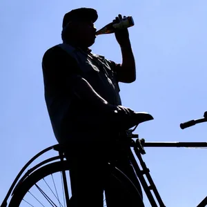 Betrunkener Radfahrer fährt gegen Auto und hinterlässt Blutspur
