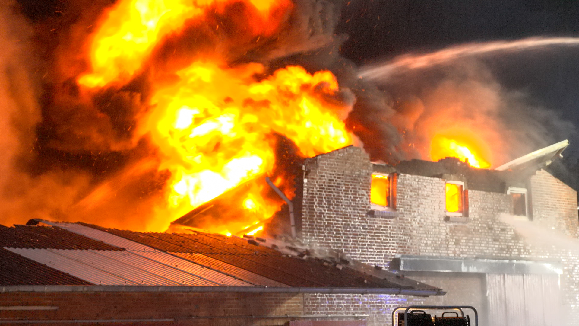 Der Brand in der Lagerhalle brach am frühen Freitagmorgen aus.